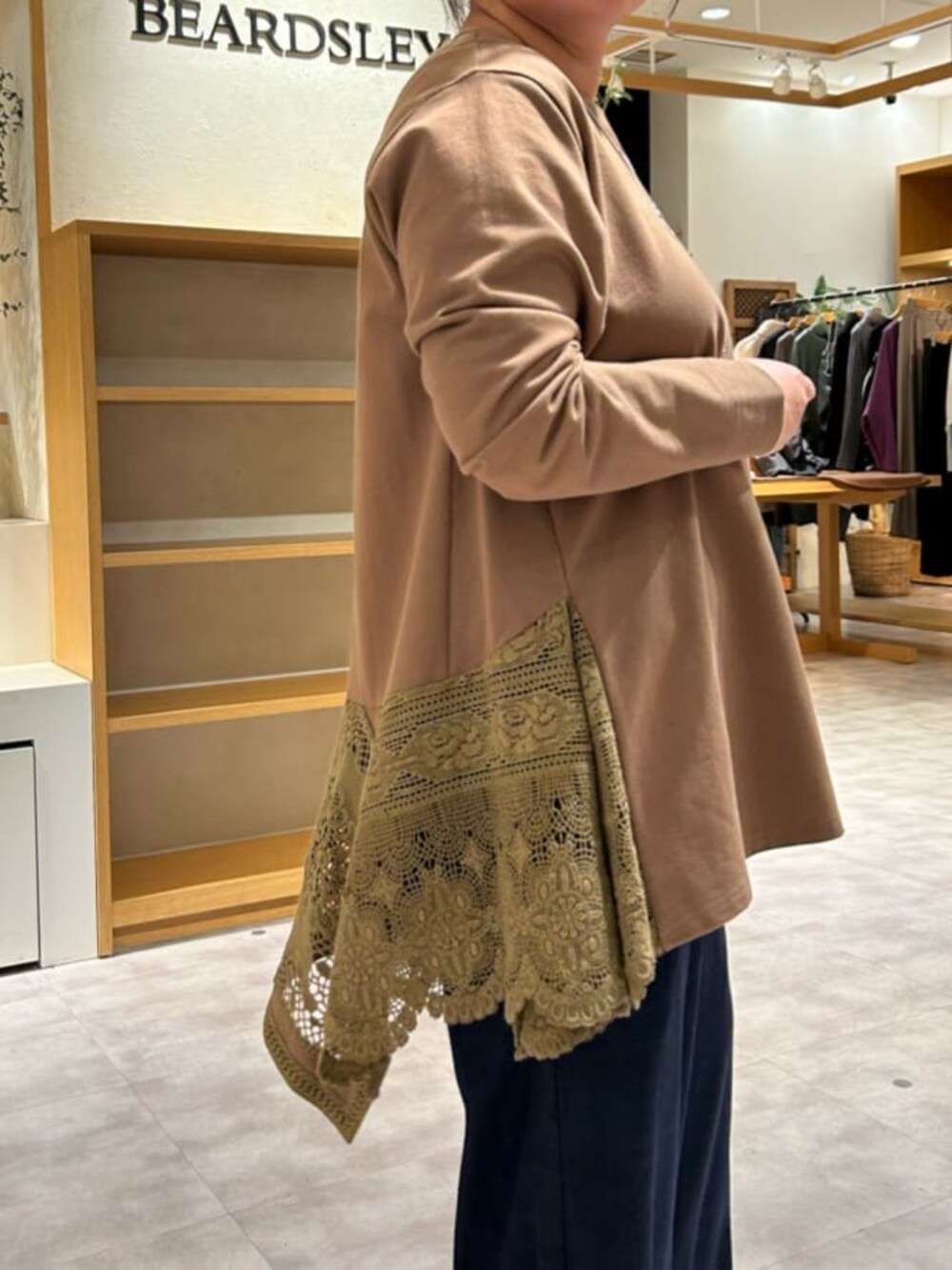 ブラウン系のTシャツ/カットソーを着用したレディースの冬コーディネートの4枚目の写真