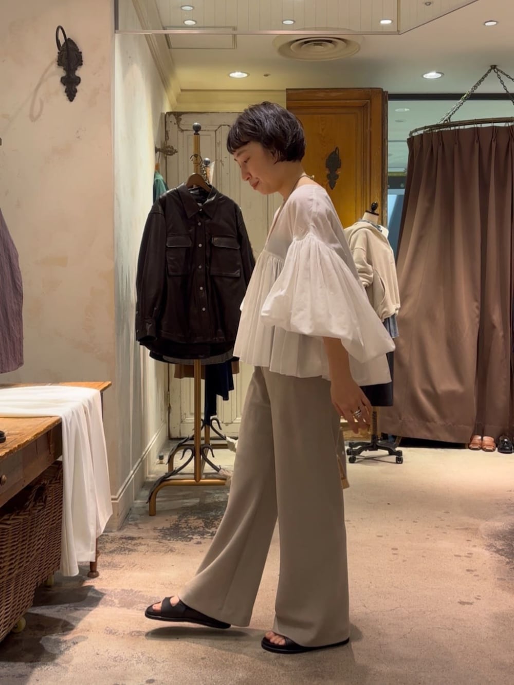 ベージュ系のその他パンツ、ホワイト系のシャツ/ブラウスを着用したレディースの冬コーディネートの5枚目の写真