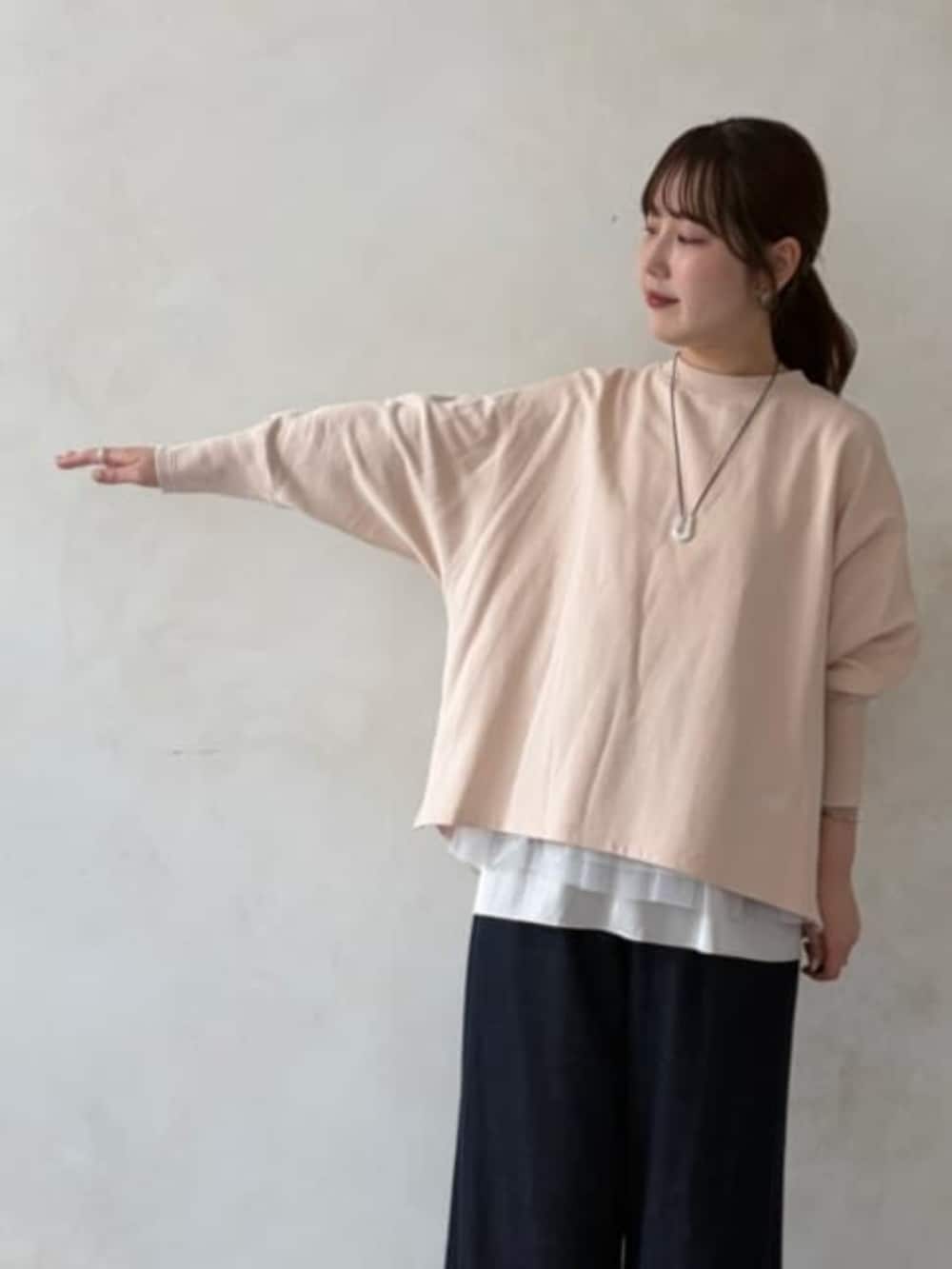 ブルー系のその他パンツ、ピンク系のTシャツ/カットソーを着用したレディースの夏コーディネートの4枚目の写真