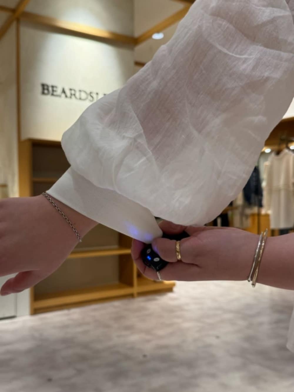 ホワイト系のシャツ/ブラウス、ブラック系のその他パンツ、ホワイト系のシャツ/ブラウスを着用したレディースの春コーディネートの9枚目の写真