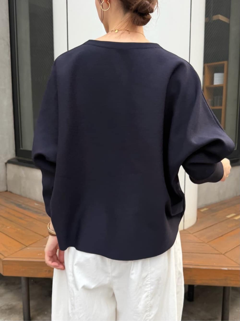 ベージュ系のスカート、ブルー系のカーディガン/ボレロ、シルバー系のトートバッグを着用したレディースの夏コーディネートの5枚目の写真
