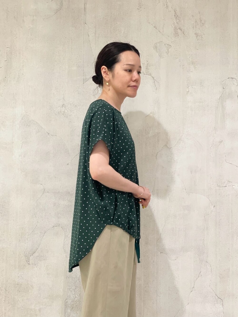 グリーン系のシャツ/ブラウス、ベージュ系のその他パンツを着用したレディースの夏コーディネートの4枚目の写真