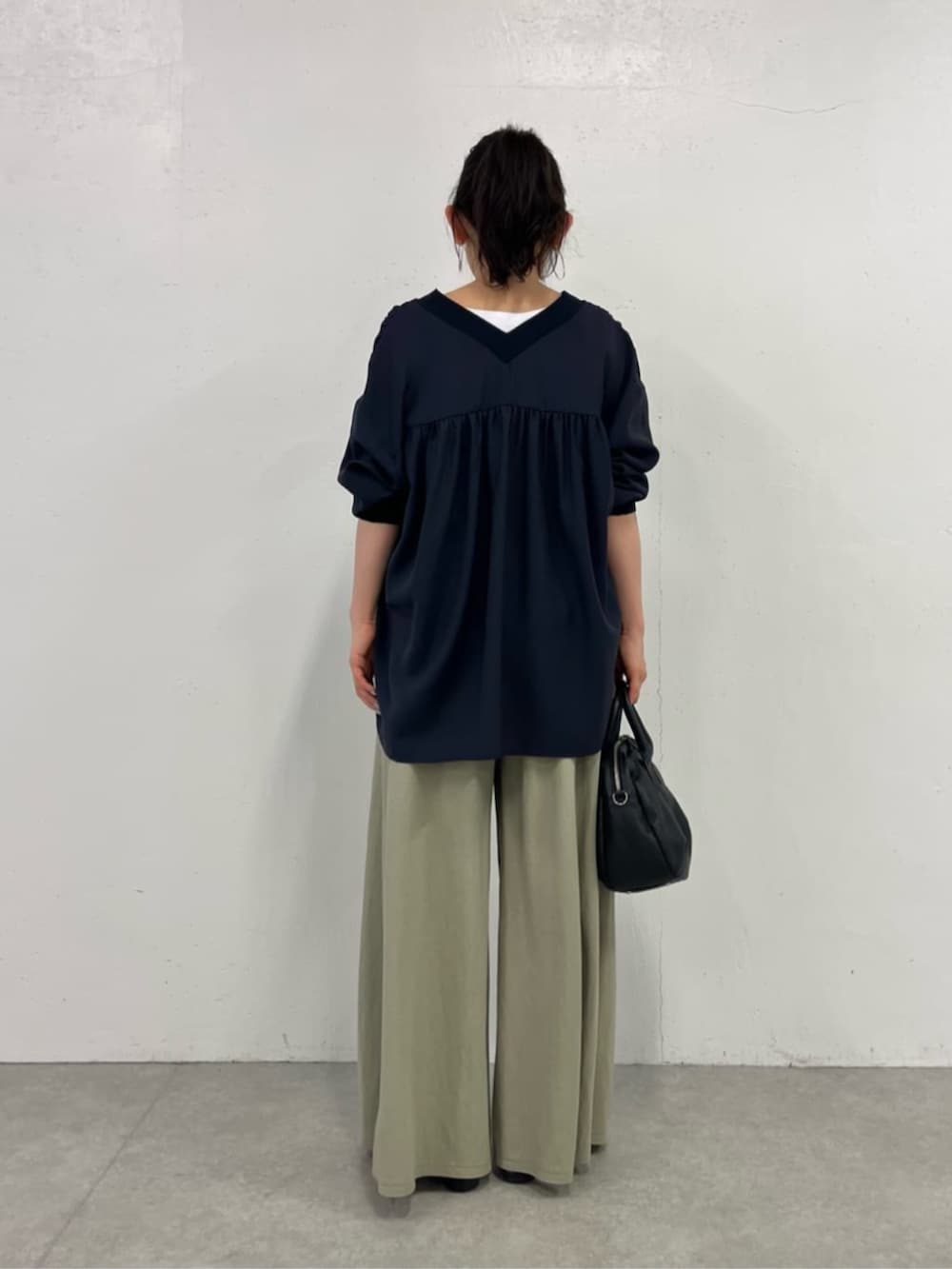 ブラック系のボストンバッグ、グリーン系のその他パンツ、ブルー系のシャツ/ブラウスを着用したレディースの冬コーディネートの4枚目の写真