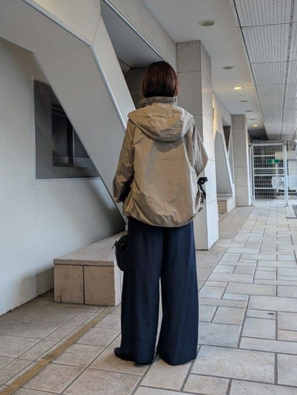 ブルー系のその他パンツ、ブラウン系のブルゾンを着用したレディースの冬コーディネートの3枚目の写真