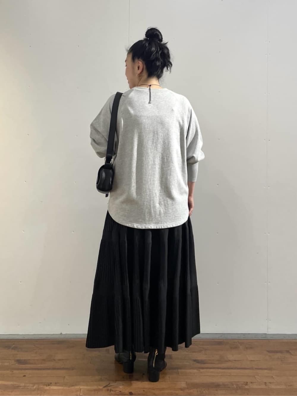 ブラック系のスカート、グレー系のTシャツ/カットソーを着用したレディースの夏コーディネートの6枚目の写真