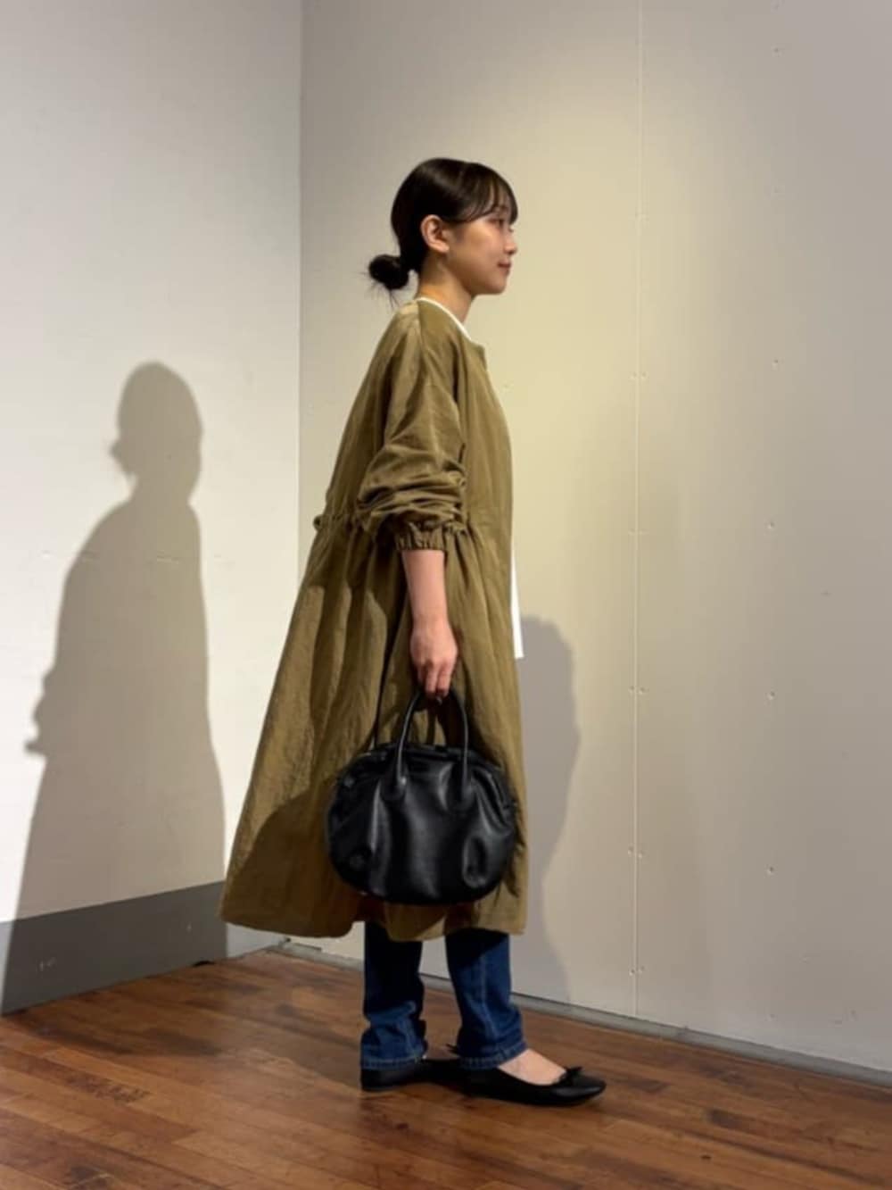 ブルー系のデニムパンツ、イエロー系のその他アウターを着用したレディースの夏コーディネートの3枚目の写真