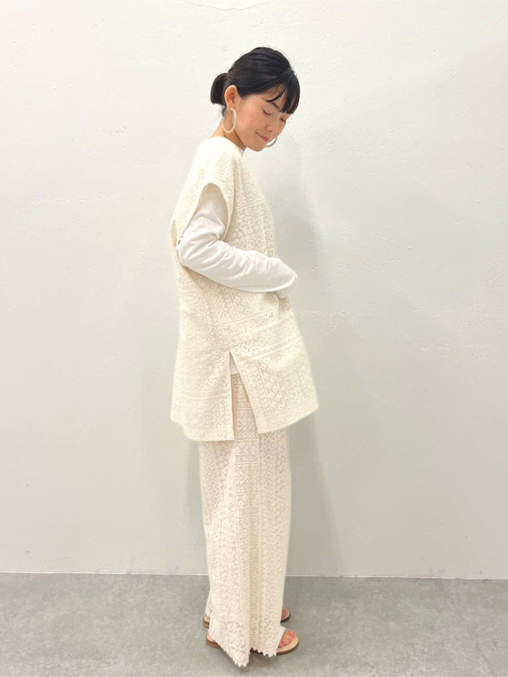ホワイト系のシャツ/ブラウス、ホワイト系のその他パンツを着用したレディースの冬コーディネートの2枚目の写真