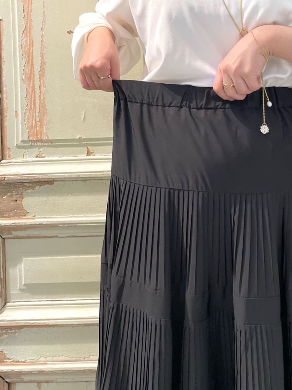 ブラック系のスカート、ホワイト系のシャツ/ブラウスを着用したレディースの春コーディネートの7枚目の写真