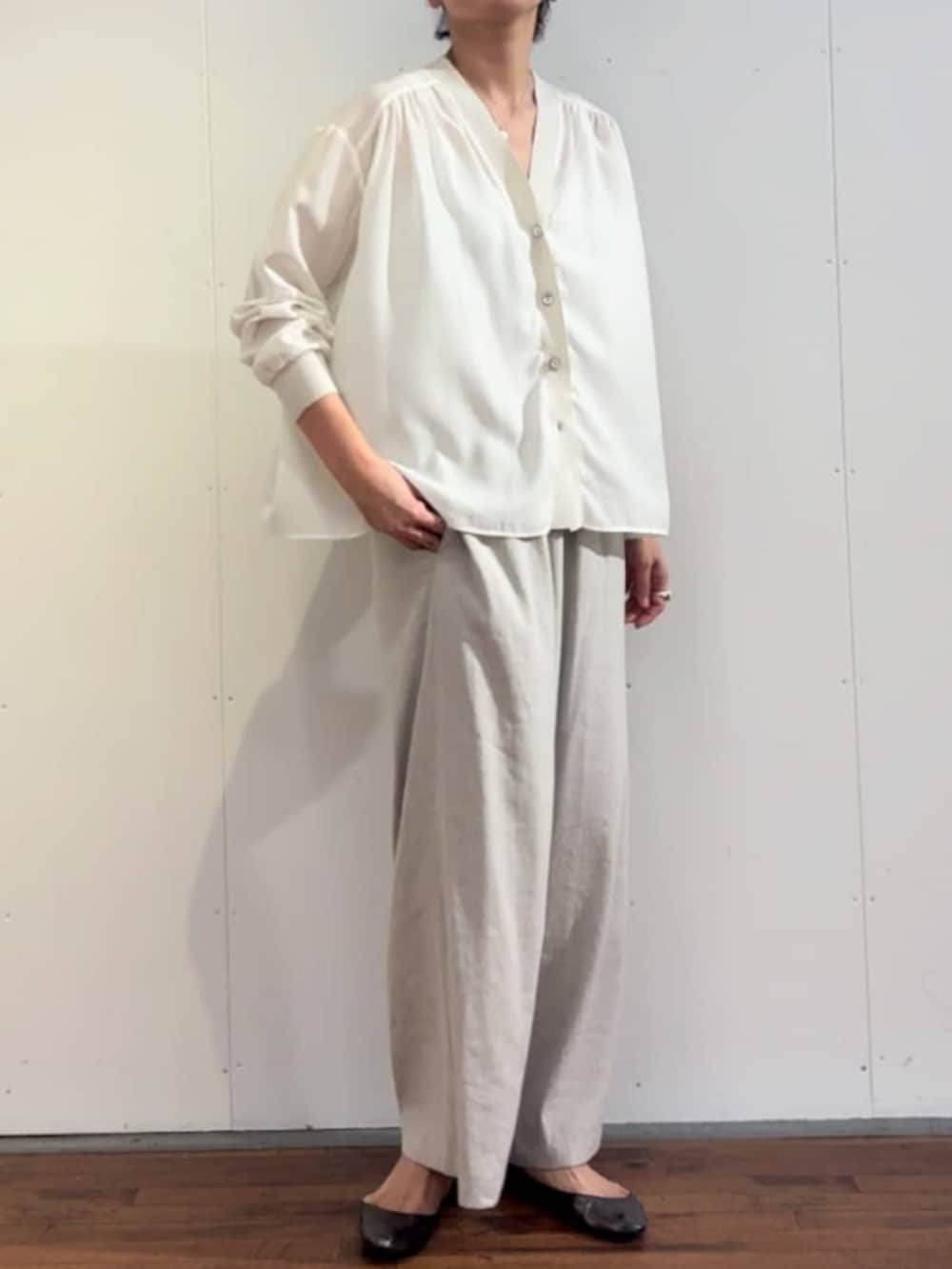 ホワイト系のシャツ/ブラウス、ベージュ系のその他パンツを着用したレディースの春コーディネートの2枚目の写真