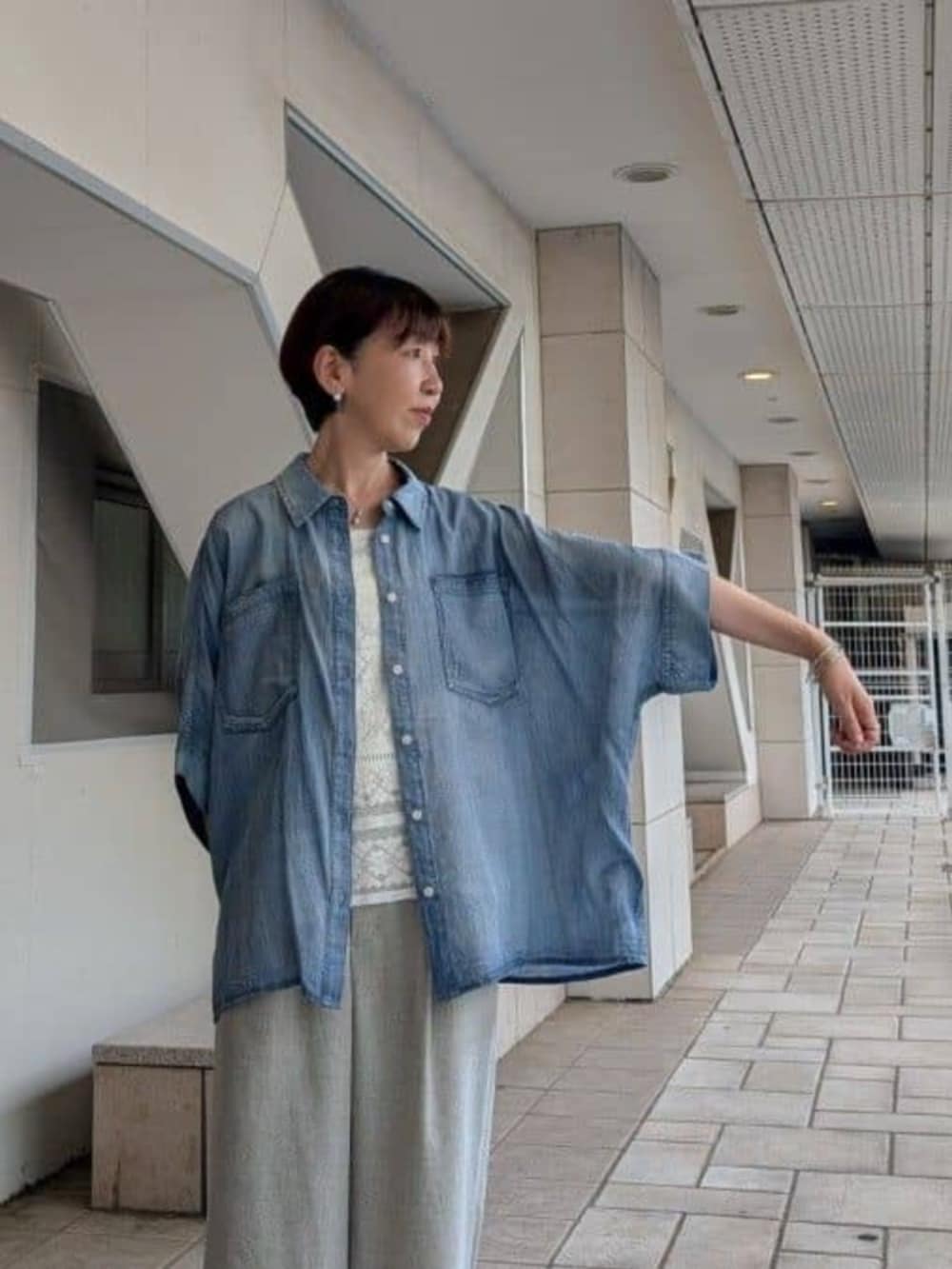 ホワイト系のシャツ/ブラウス、ブルー系のシャツ/ブラウス、ベージュ系のその他パンツを着用したレディースの夏コーディネートの4枚目の写真