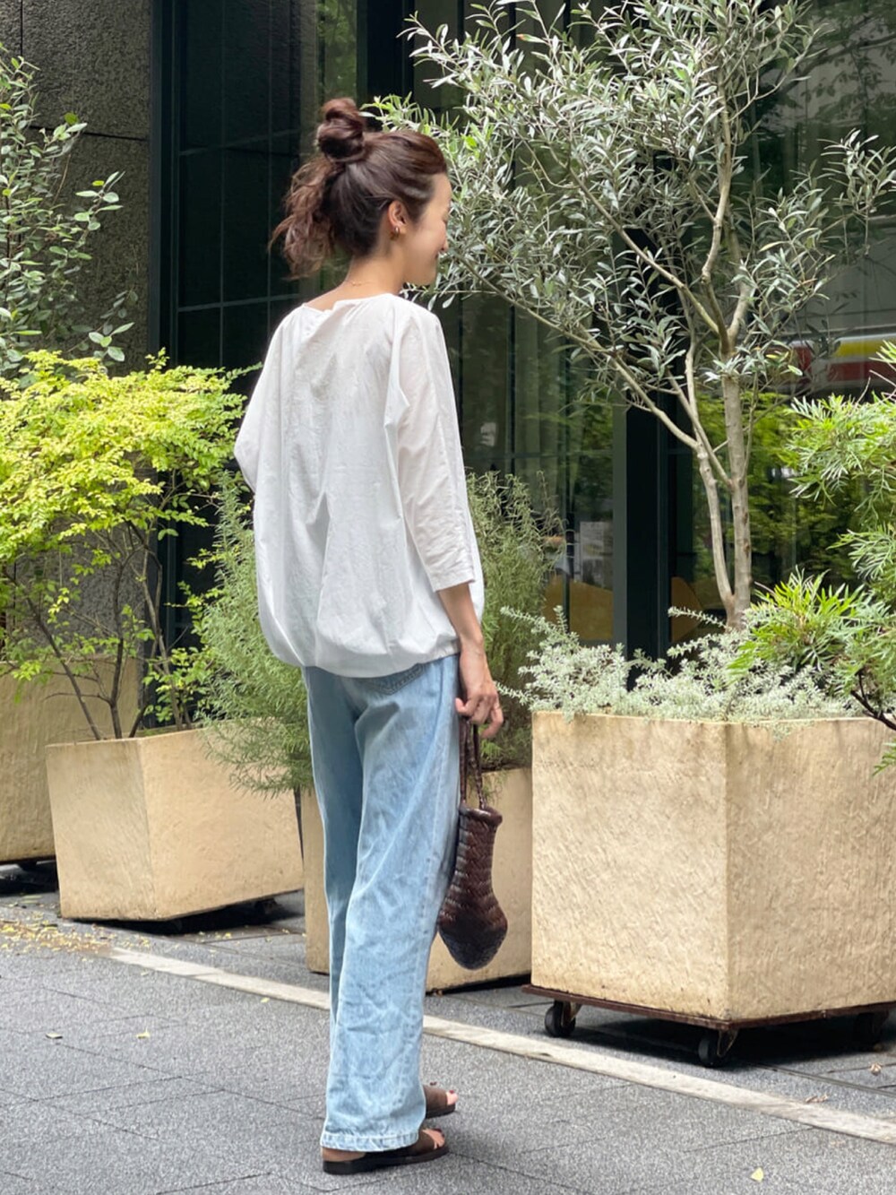 ブラウン系のその他シューズ、ホワイト系のシャツ/ブラウスを着用したレディースの夏コーディネートの3枚目の写真