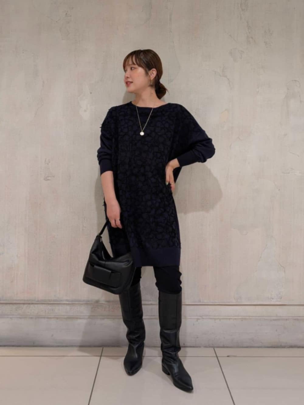 ブラック系のその他パンツ、ブルー系のニット/セーターを着用したレディースの秋コーディネートの2枚目の写真