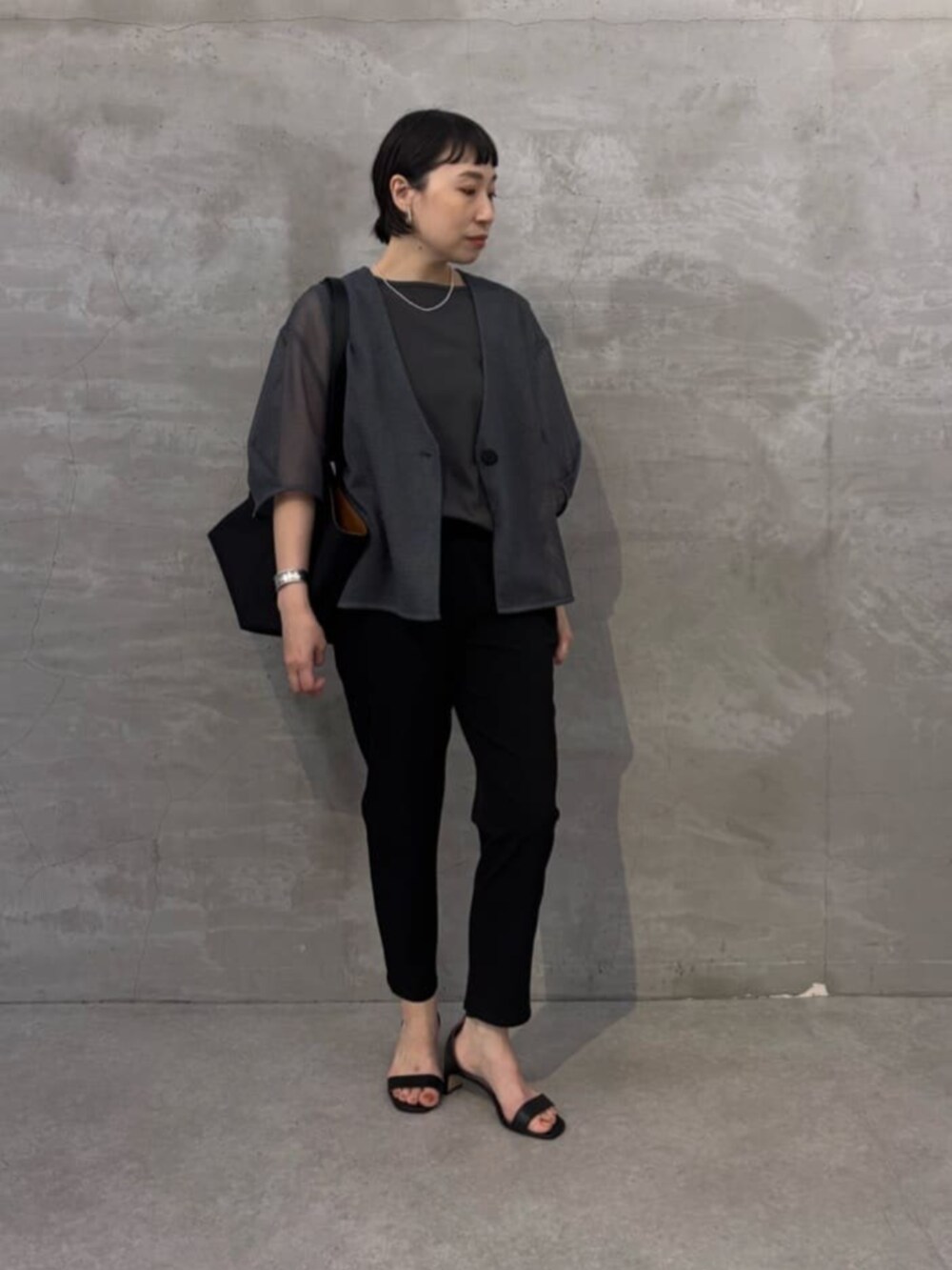 ブラック系のその他パンツ、グレー系のシャツ/ブラウス、ブラック系のトートバッグを着用したレディースの春コーディネートの4枚目の写真