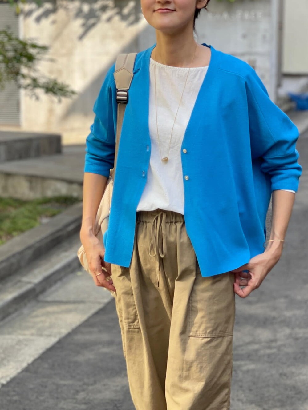 ブルー系のカーディガン/ボレロ、ホワイト系のシャツ/ブラウスを着用したレディースの夏コーディネートの2枚目の写真