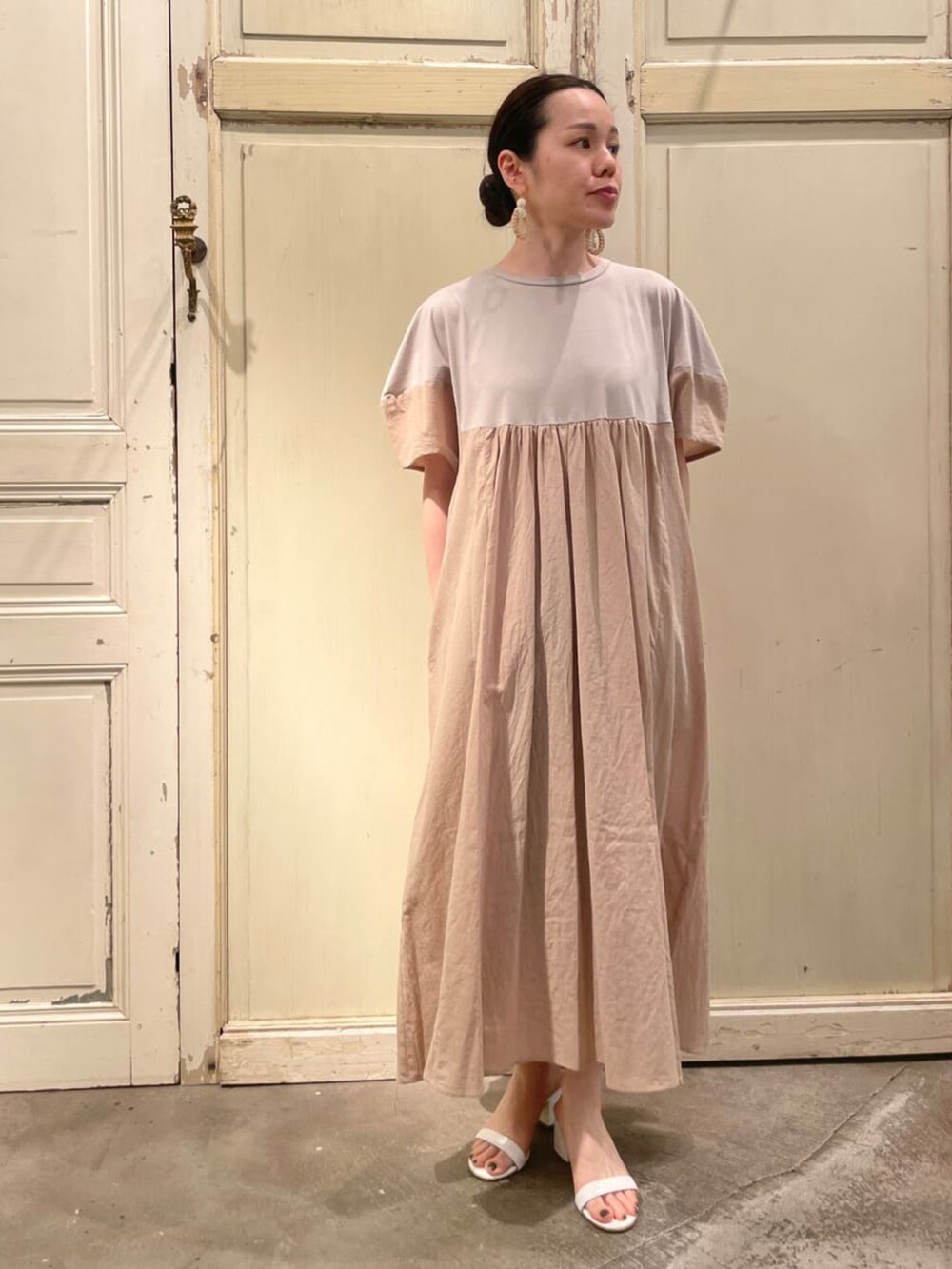 グリーン系のワンピース、ホワイト系のピアス（両耳用）を着用したレディースの夏コーディネートの2枚目の写真