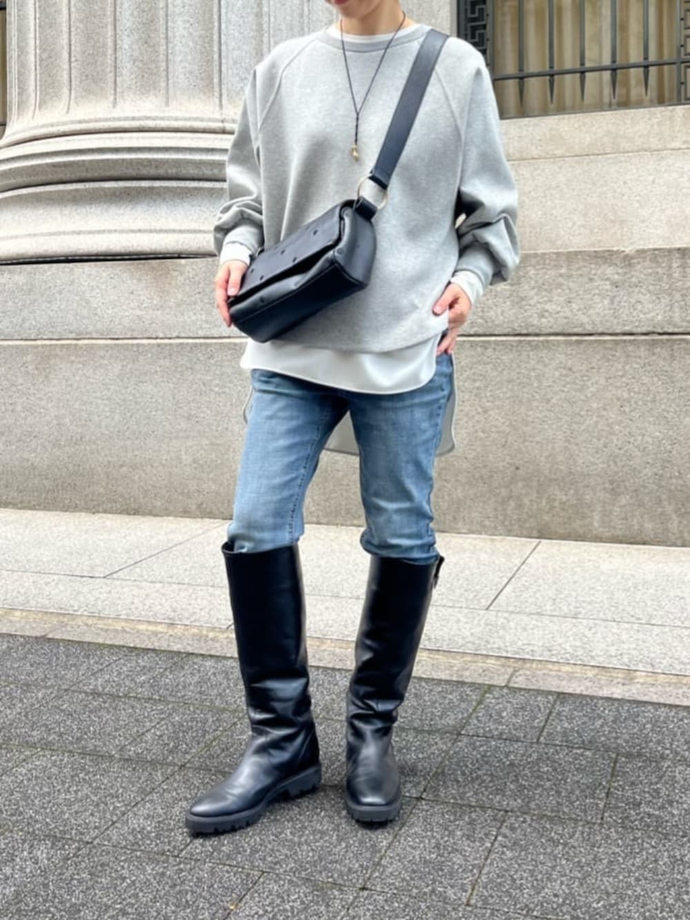 ホワイト系のシャツ/ブラウス、グレー系のTシャツ/カットソー、ブラック系のショルダーバッグを着用したレディースの冬コーディネートの5枚目の写真