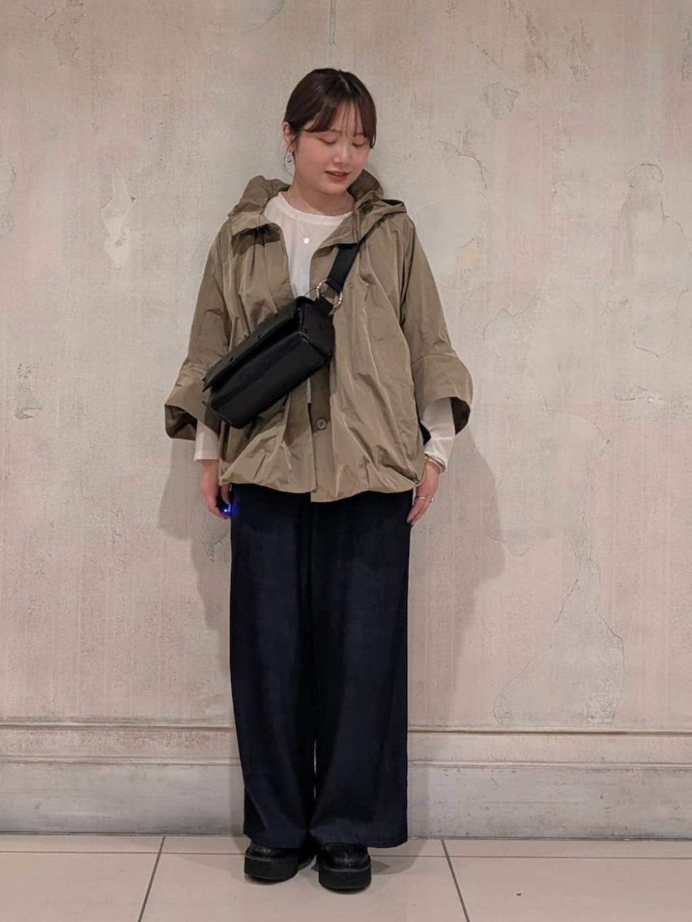 ブルー系のその他パンツ、ブラック系のブーツ、ブラウン系のブルゾンを着用したレディースの冬コーディネートの5枚目の写真