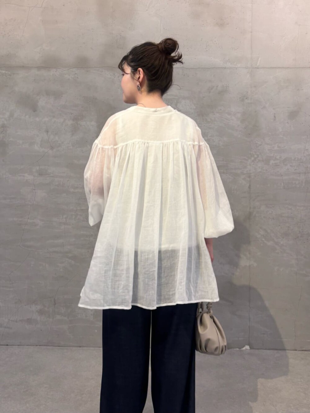 ブルー系のその他パンツ、ホワイト系のシャツ/ブラウスを着用したレディースの春コーディネートの7枚目の写真