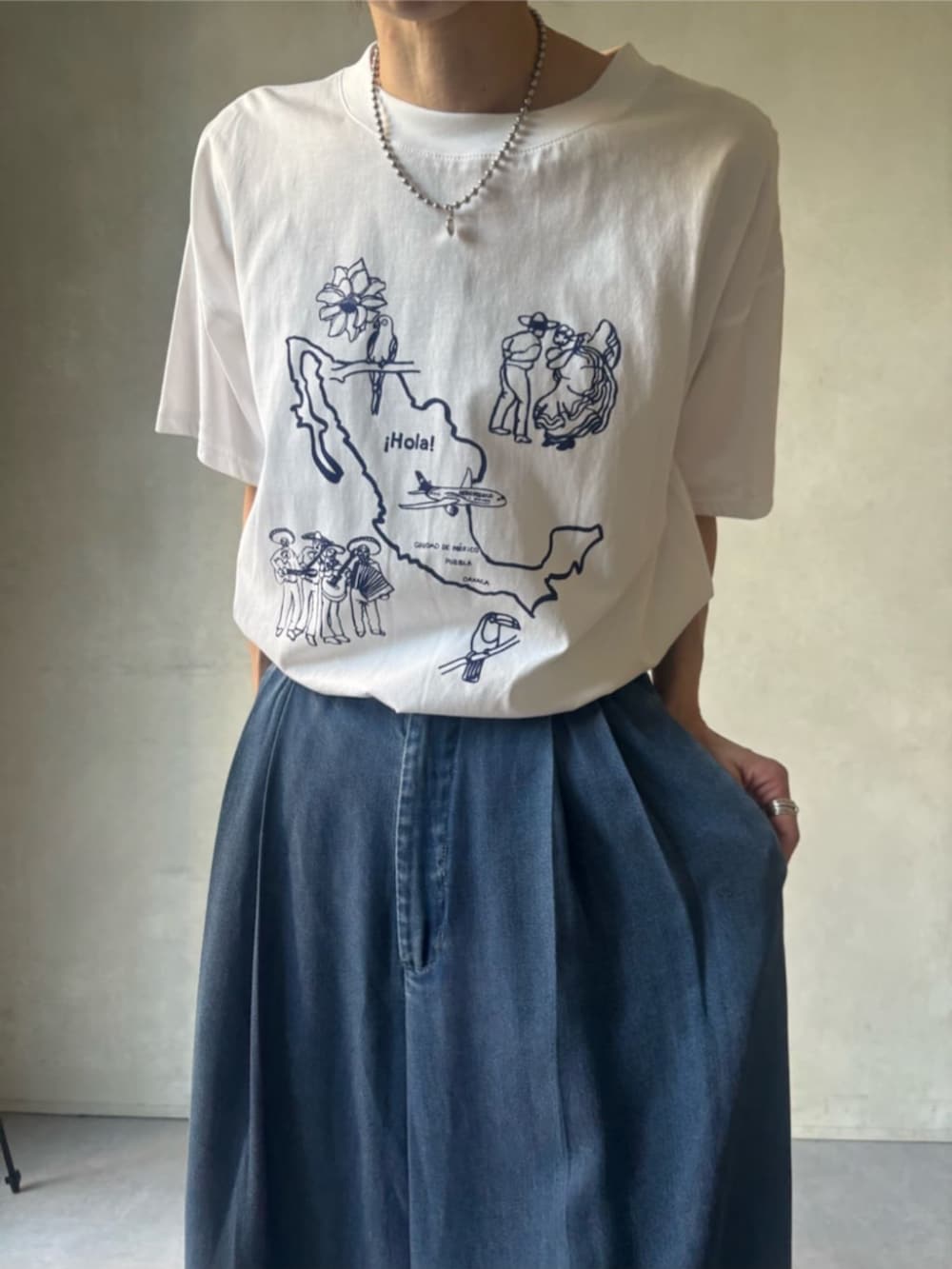 シルバー系のショルダーバッグ、ブルー系のその他パンツ、ホワイト系のTシャツ/カットソーを着用したレディースの春コーディネートの7枚目の写真
