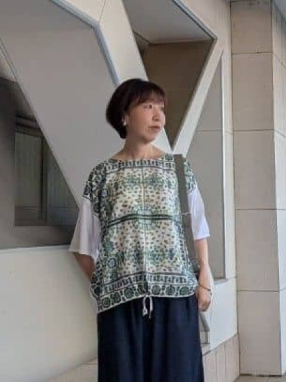 ブルー系のその他パンツ、ホワイト系のTシャツ/カットソーを着用したレディースの春コーディネートの2枚目の写真