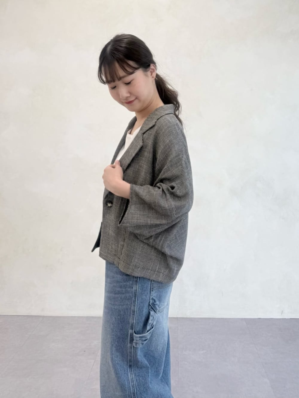 ブルー系のその他パンツ、ホワイト系のシャツ/ブラウス、ベージュ系のテーラードジャケットを着用したレディースの春コーディネートの4枚目の写真