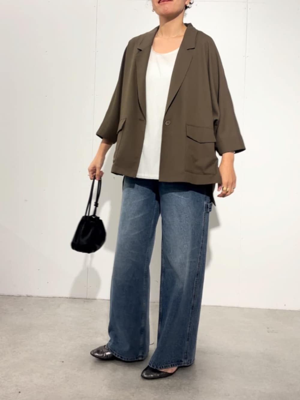 ホワイト系のタンクトップ、ブルー系のその他パンツ、ブラウン系のテーラードジャケットを着用したレディースの春コーディネートの3枚目の写真