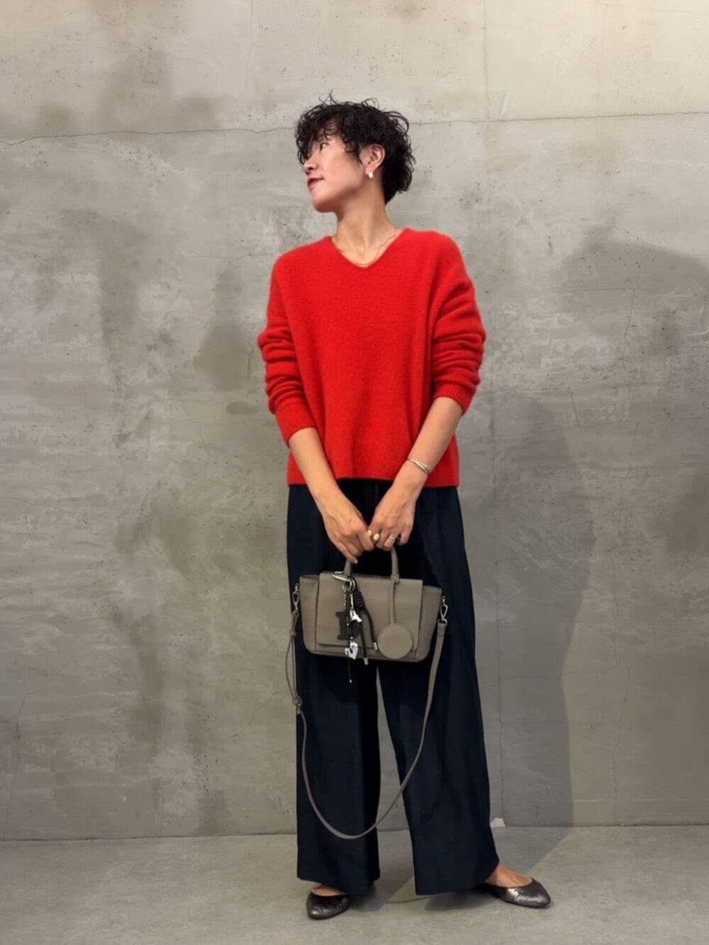 ブラック系のチャームを着用したレディースの冬コーディネートの5枚目の写真