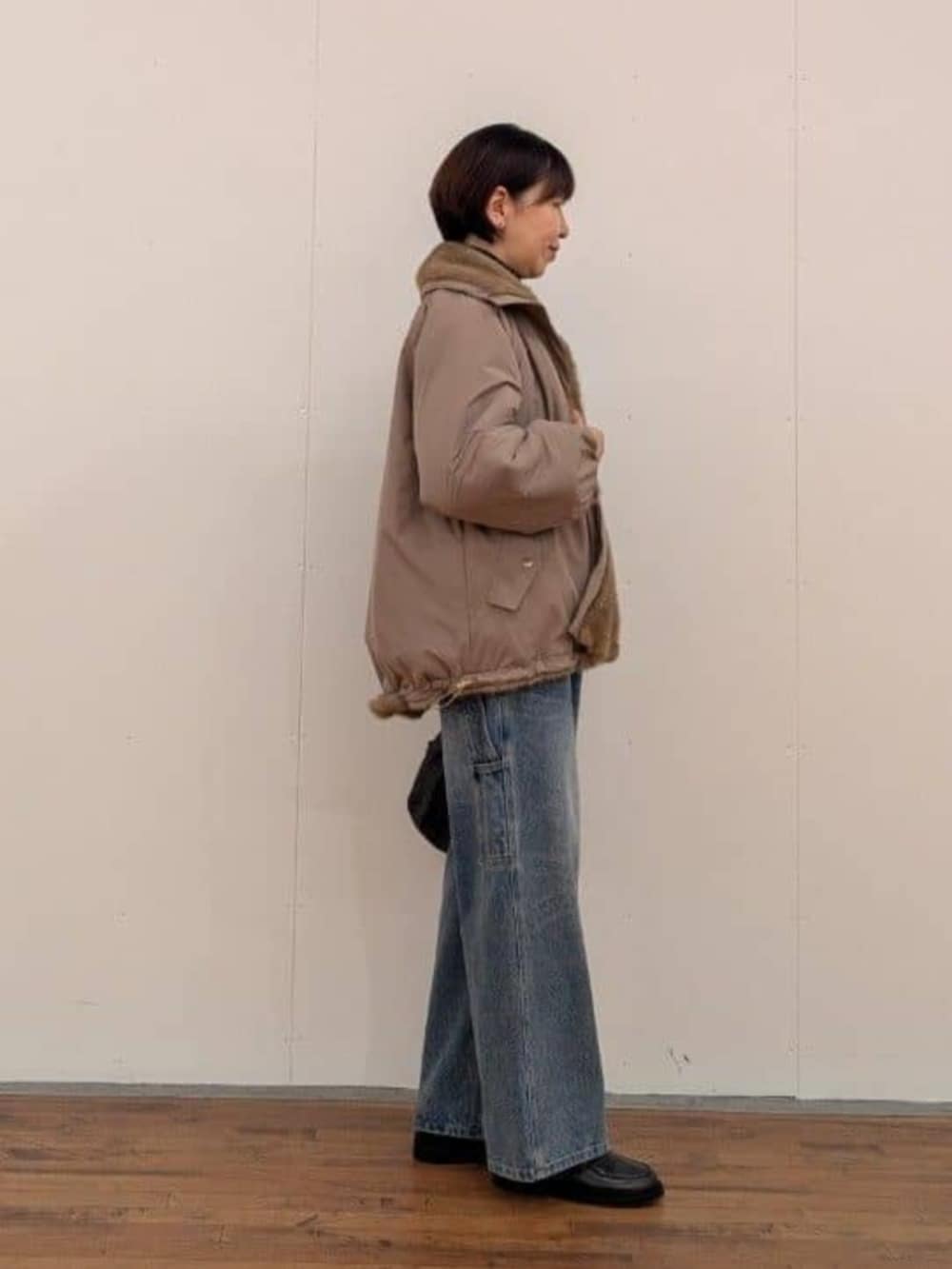 ブルー系のその他パンツ、ベージュ系のブルゾン、ブラウン系のローファーを着用したレディースの秋コーディネートの8枚目の写真