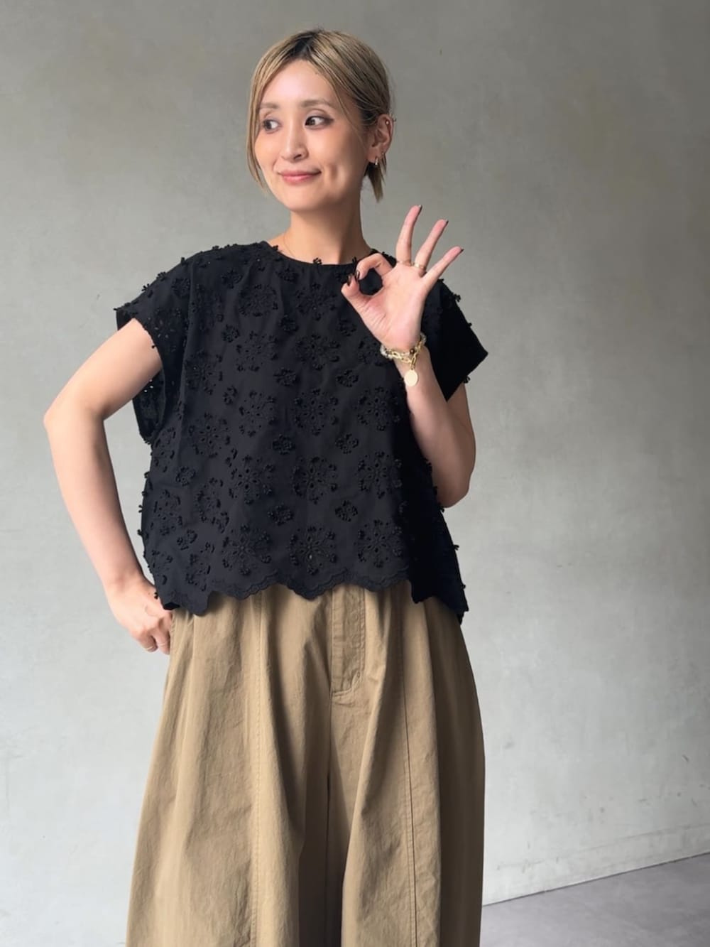 イエロー系のその他パンツ、ブラック系のシャツ/ブラウスを着用したレディースの夏コーディネートの6枚目の写真