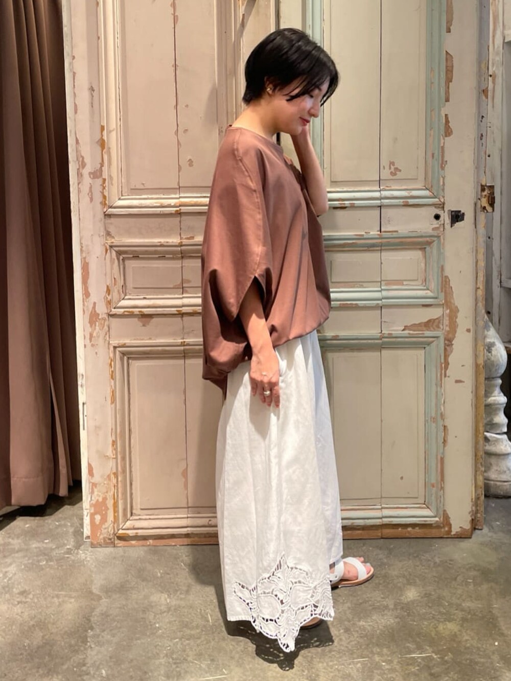 ブラウン系のTシャツ/カットソー、ホワイト系のその他パンツを着用したレディースの夏コーディネートの2枚目の写真