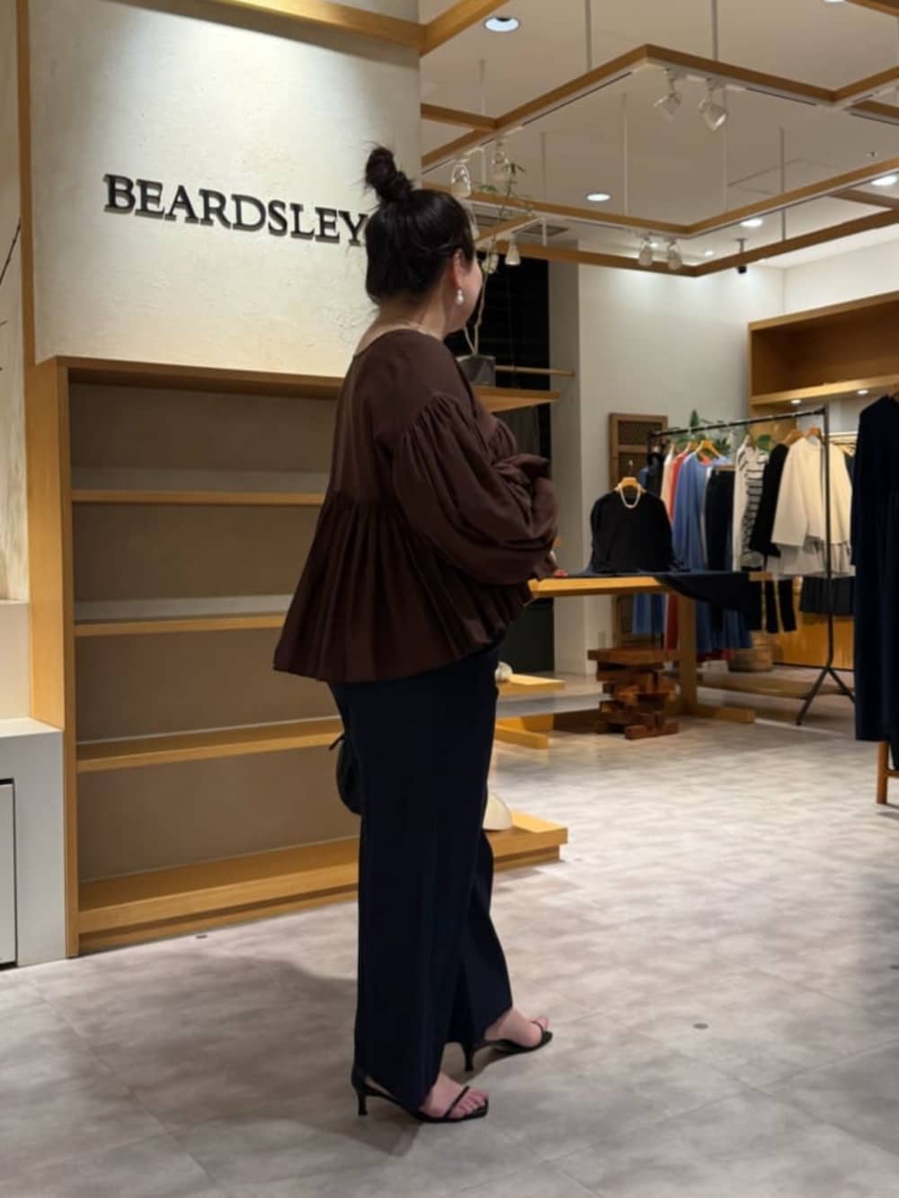 ブラック系のボストンバッグ、ブルー系のその他パンツ、ブラウン系のシャツ/ブラウスを着用したレディースの冬コーディネートの5枚目の写真