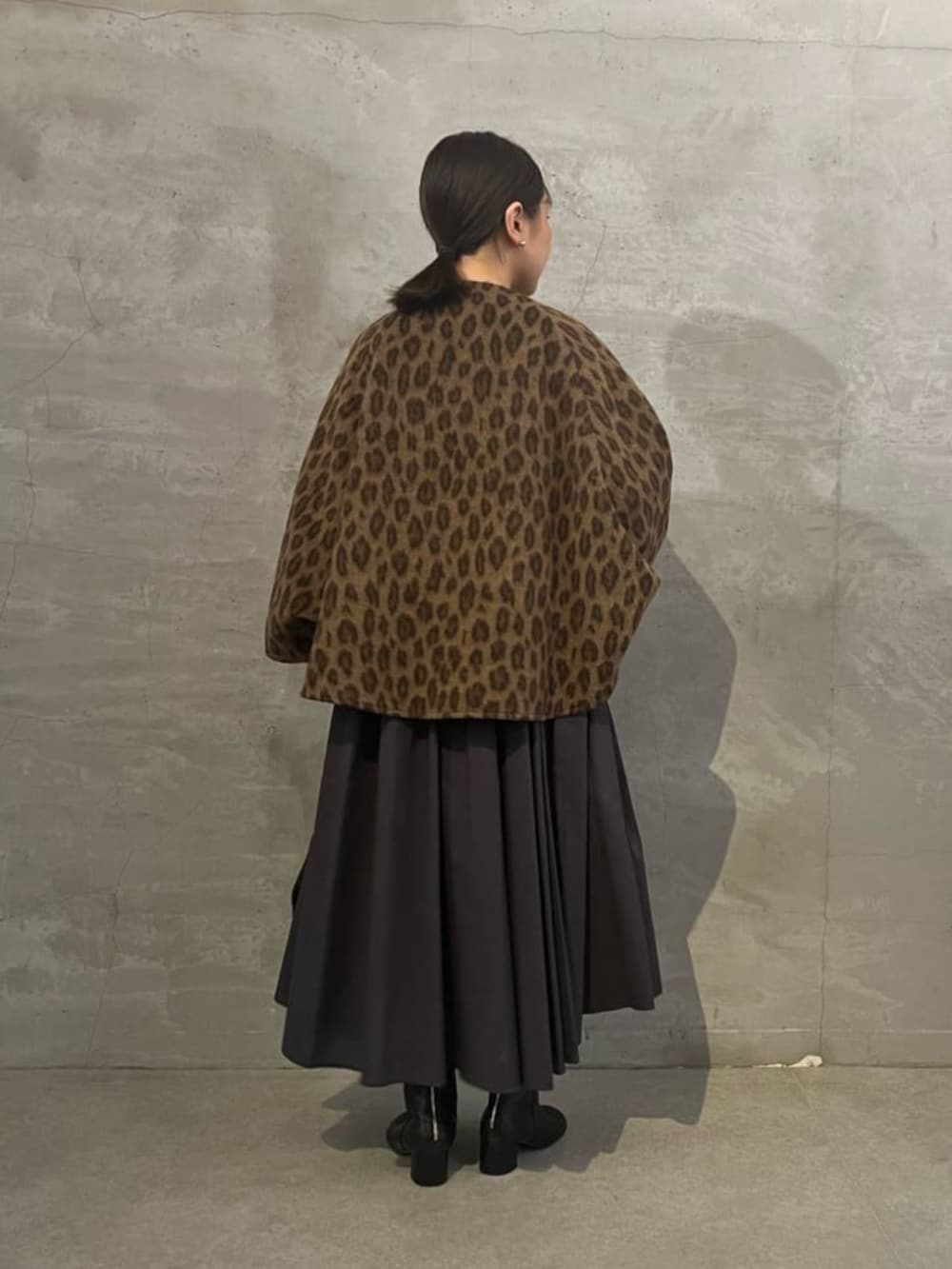 ブラウン系のその他アウター、グレー系のワンピースを着用したレディースの冬コーディネートの6枚目の写真