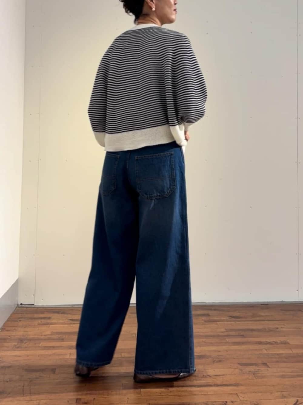 ホワイト系のショルダーバッグ、ブルー系のニット/セーター、ブルー系のその他パンツを着用したレディースの春コーディネートの5枚目の写真