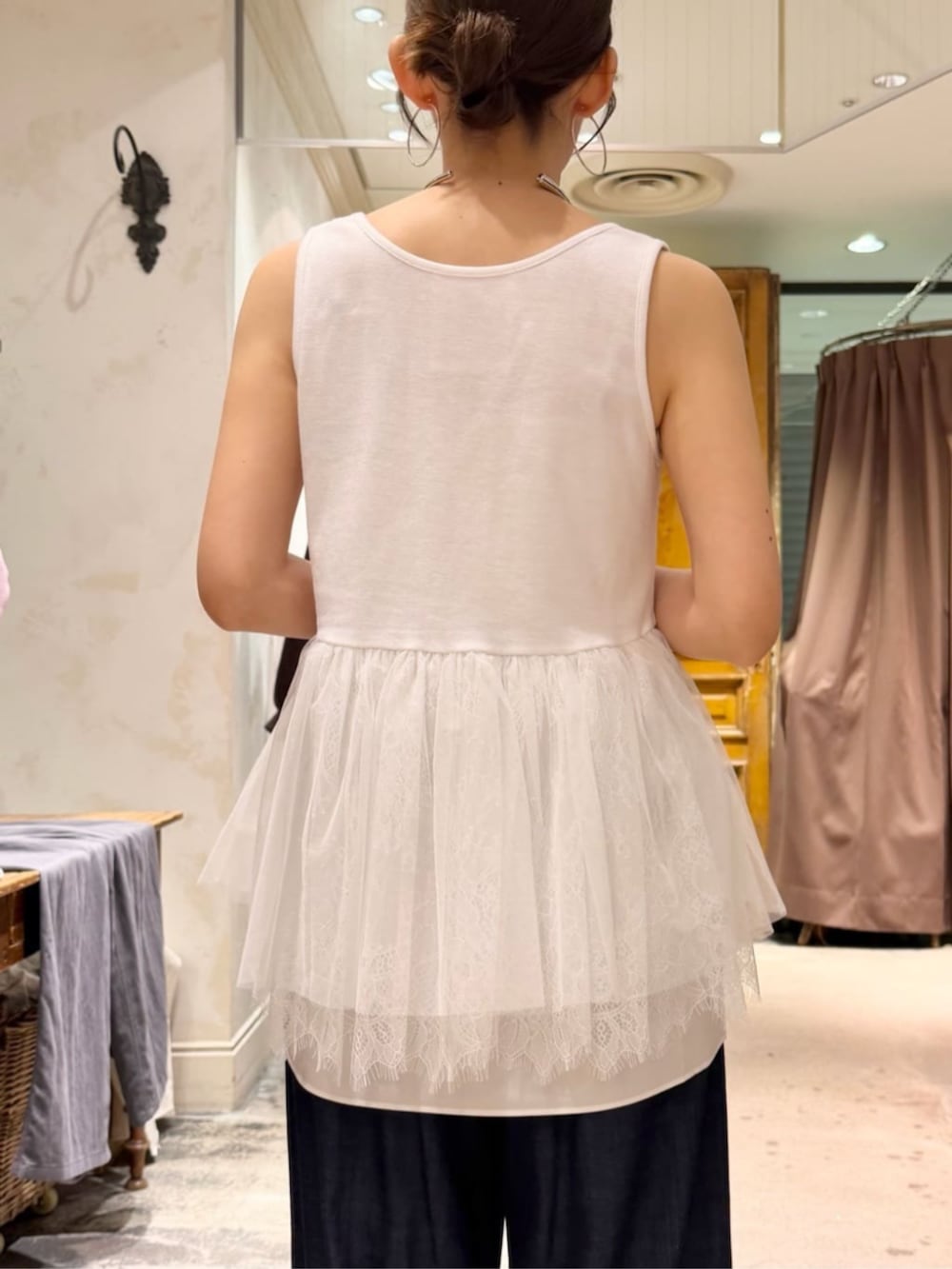 ブラック系のカーディガン/ボレロ、ブルー系のその他パンツ、ホワイト系のタンクトップを着用したレディースの秋コーディネートの8枚目の写真