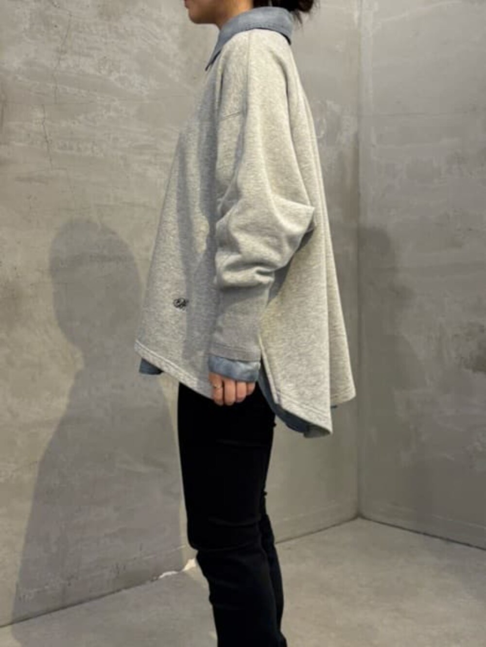 ブラック系のその他パンツ、ブルー系のシャツ/ブラウス、グレー系のTシャツ/カットソーを着用したレディースの夏コーディネートの8枚目の写真