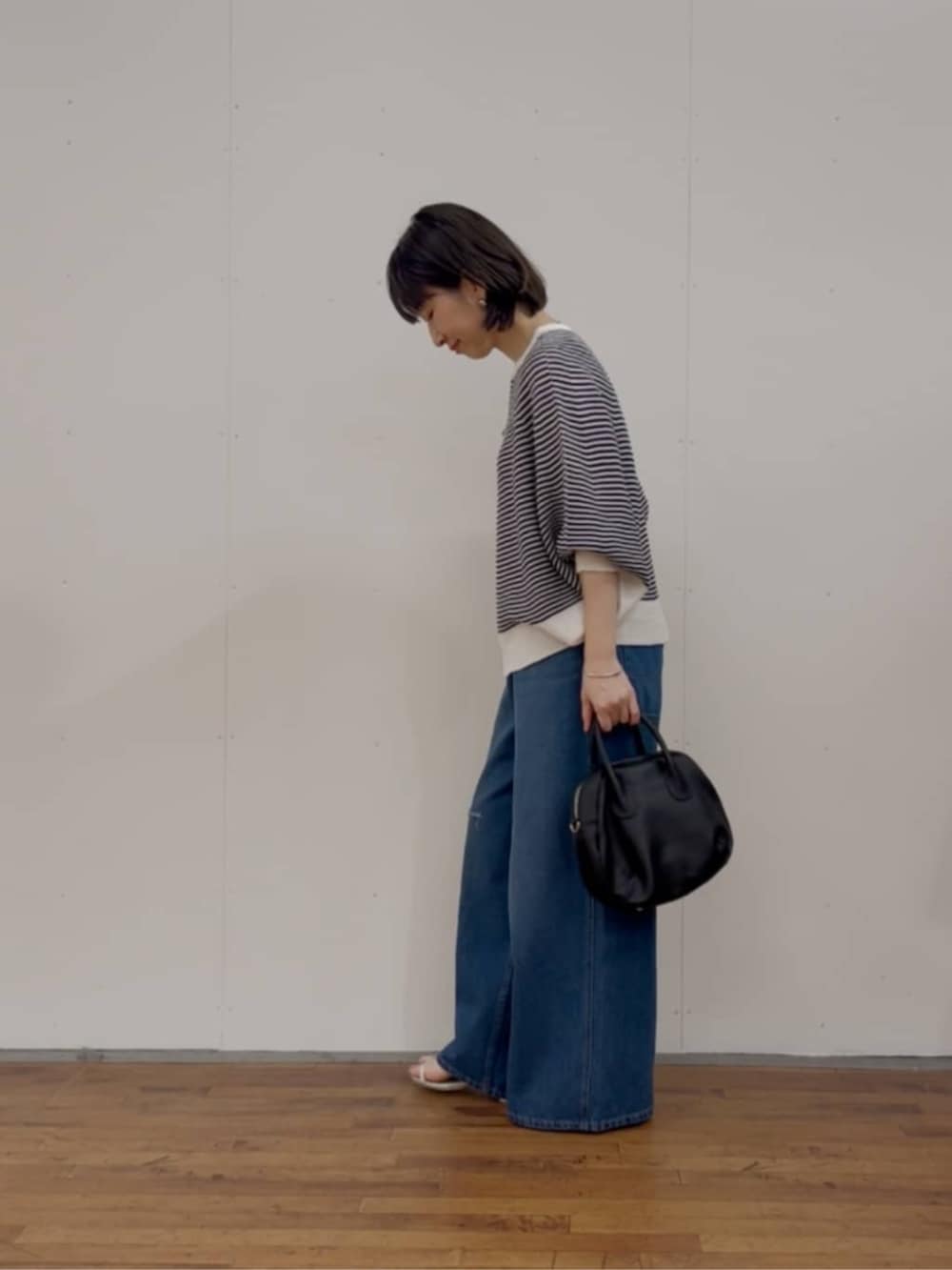 ブルー系のニット/セーター、ブルー系のその他パンツを着用したレディースの春コーディネートの3枚目の写真