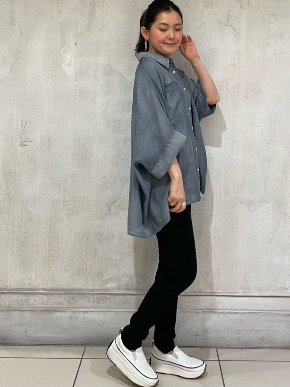 ブラック系のその他パンツ、ブルー系のシャツ/ブラウスを着用したレディースの春コーディネートの3枚目の写真