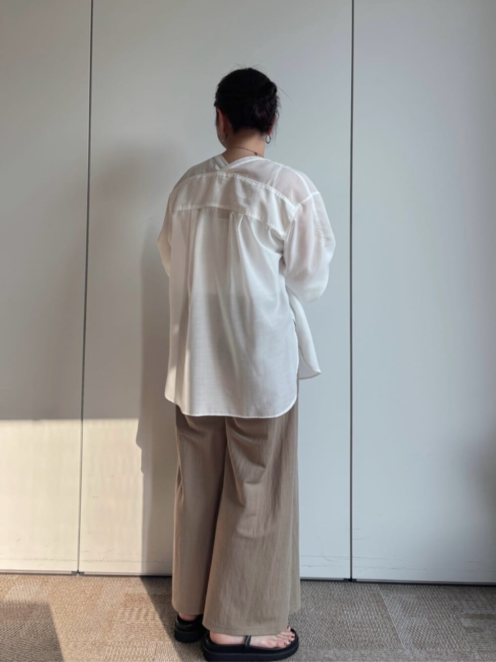ベージュ系のその他パンツ、ブラック系のサンダル、ホワイト系のシャツ/ブラウスを着用したレディースの冬コーディネートの4枚目の写真