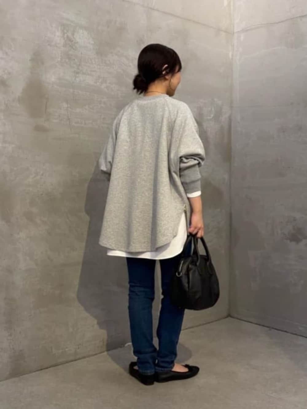 ブルー系のデニムパンツ、グレー系のTシャツ/カットソー、ホワイト系のシャツ/ブラウスを着用したレディースの夏コーディネートの7枚目の写真