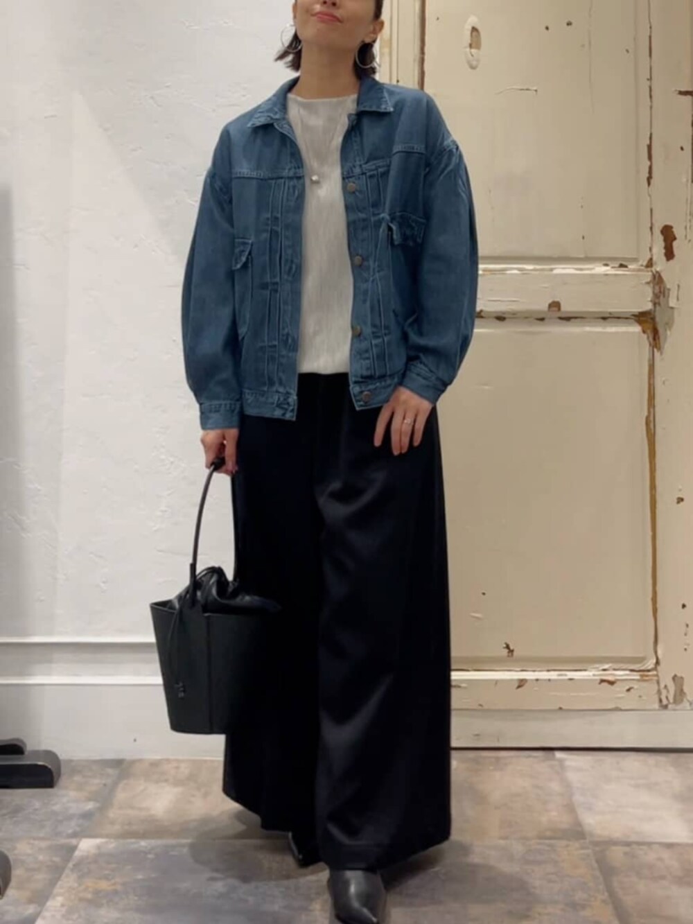 ブルー系のブルゾン、グレー系のニット/セーター、ブラック系のその他パンツを着用したレディースの冬コーディネートの4枚目の写真