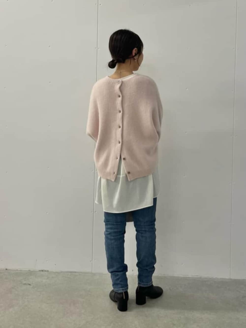 ブルー系のデニムパンツ、ピンク系のニット/セーターを着用したレディースの夏コーディネートの5枚目の写真