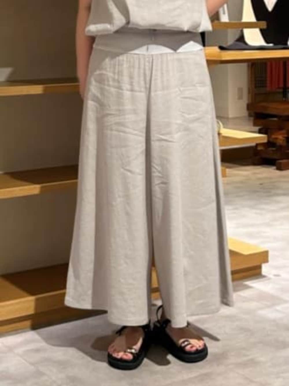 ブラック系のショルダーバッグ、ブラック系のサンダル、グレー系のその他パンツを着用したレディースの春コーディネートの10枚目の写真