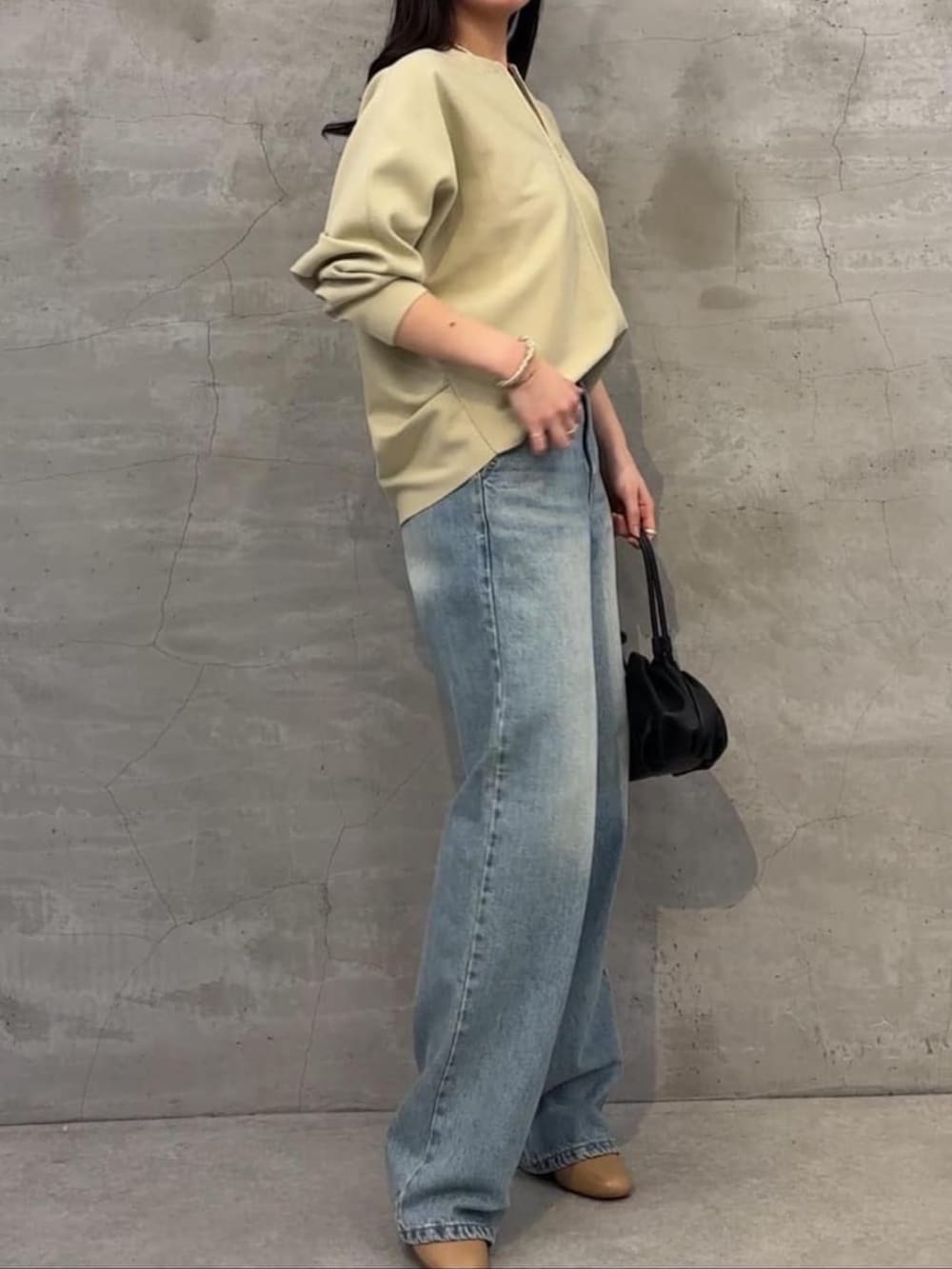 ベージュ系のカーディガン/ボレロ、ブルー系のデニムパンツを着用したレディースの冬コーディネートの4枚目の写真