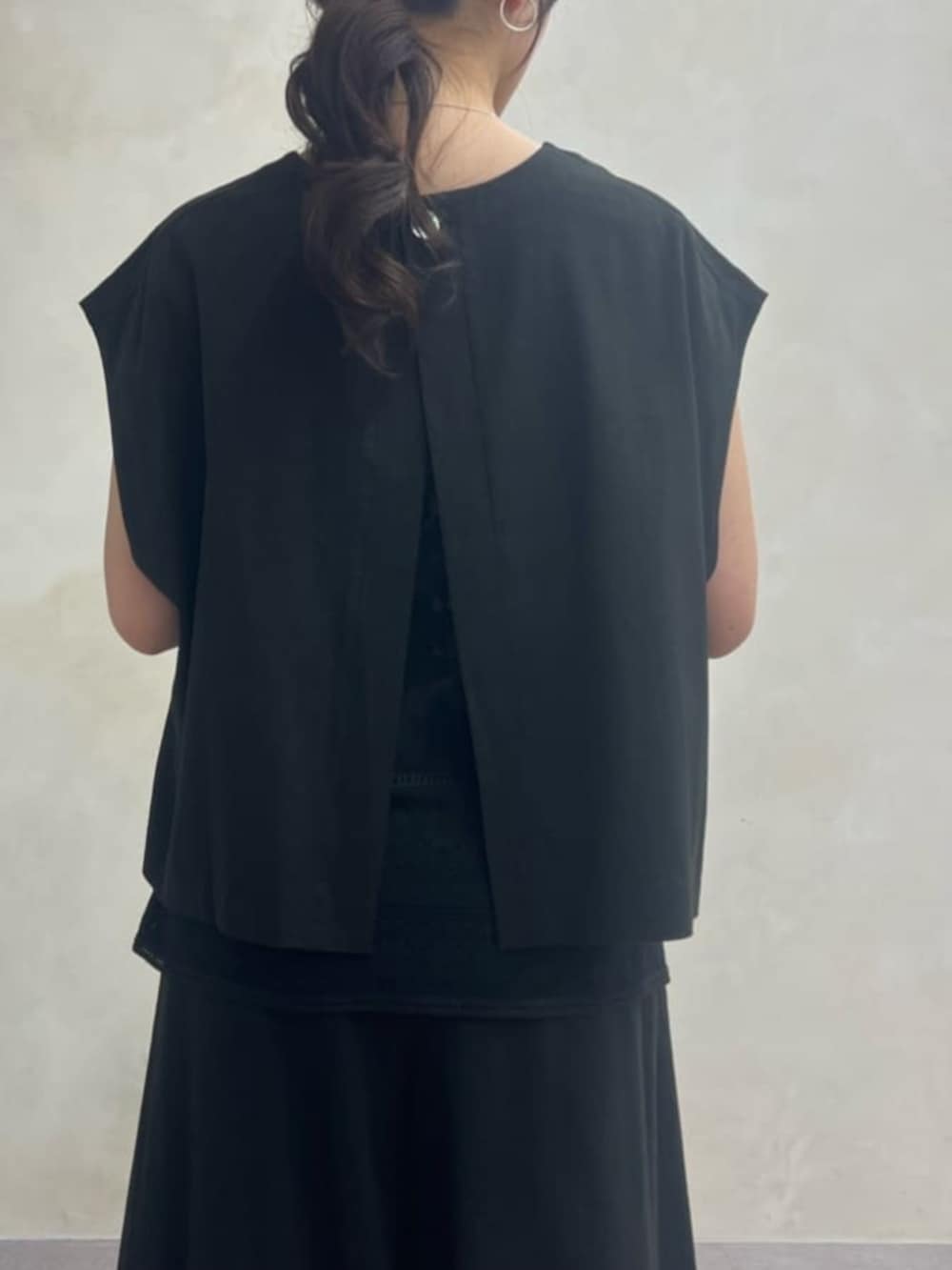 グレー系のボストンバッグ、ブラック系のシャツ/ブラウス、ブラック系のその他パンツを着用したレディースの春コーディネートの6枚目の写真