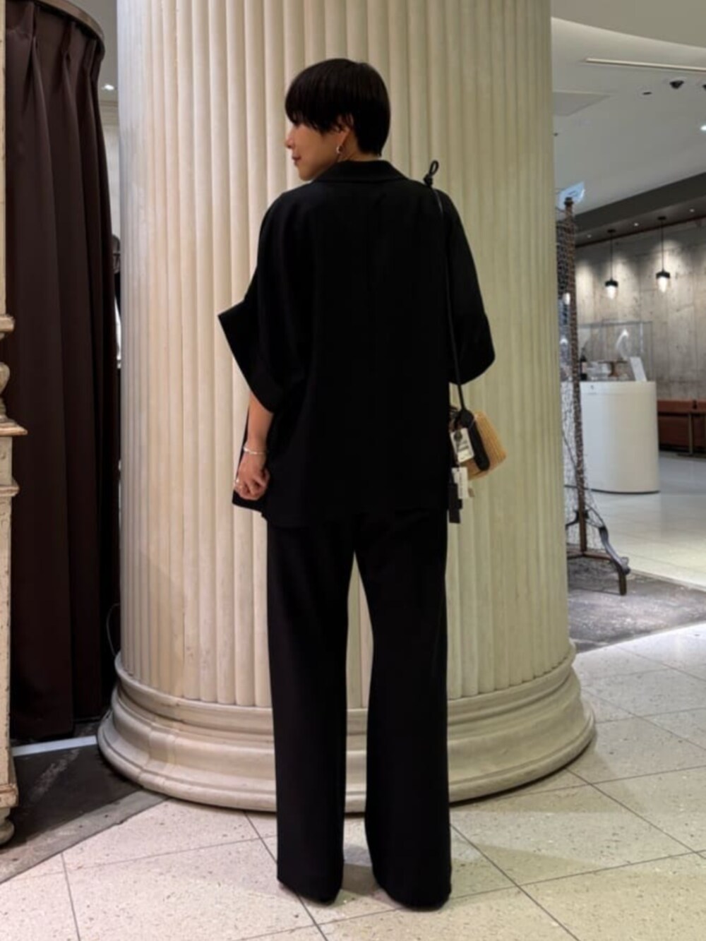 ブラック系のその他パンツ、ホワイト系のシャツ/ブラウス、ブラック系のテーラードジャケットを着用したレディースの春コーディネートの5枚目の写真