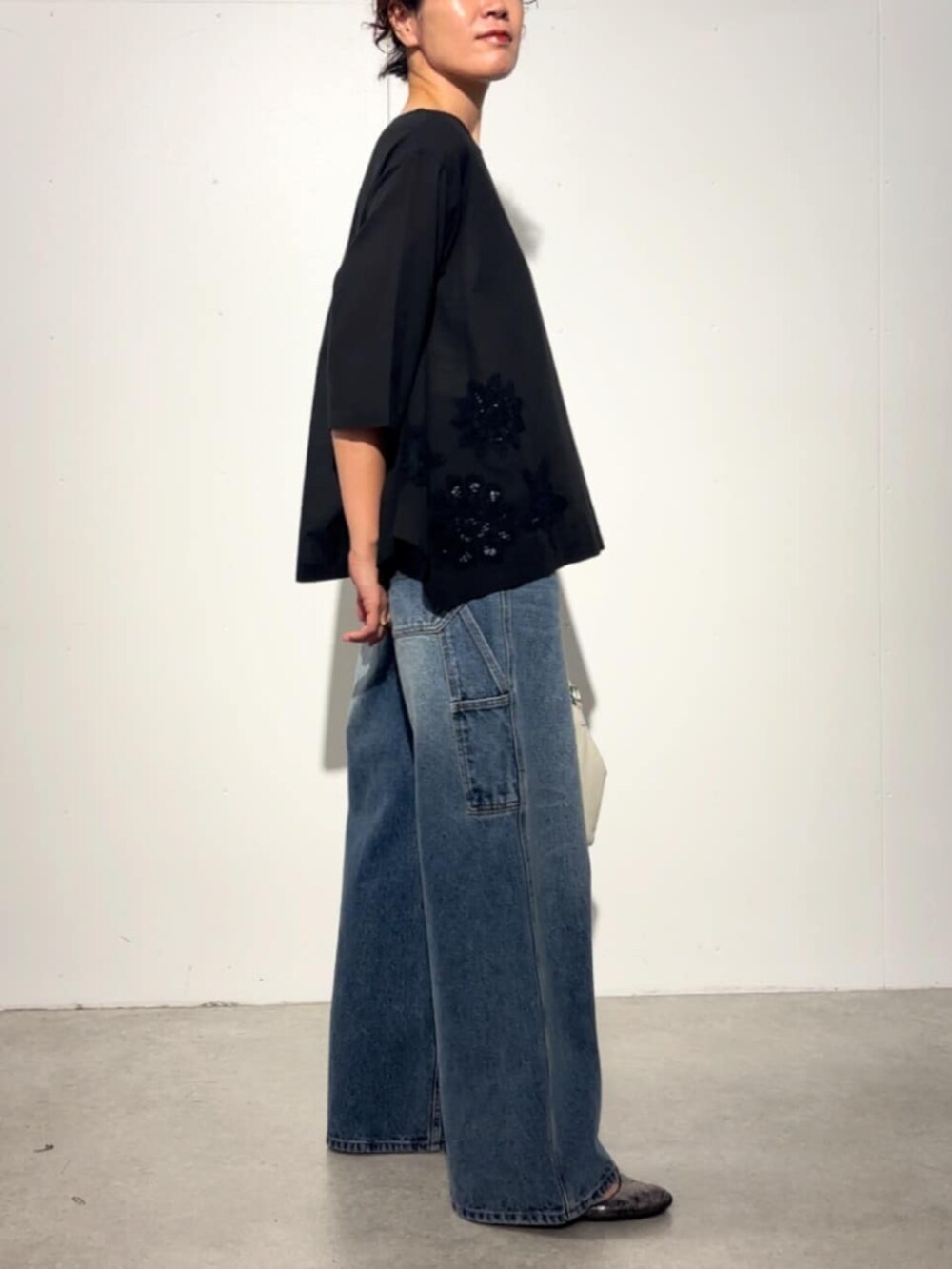 ホワイト系のトートバッグ、ブルー系のその他パンツ、ブラック系のシャツ/ブラウスを着用したレディースの春コーディネートの3枚目の写真