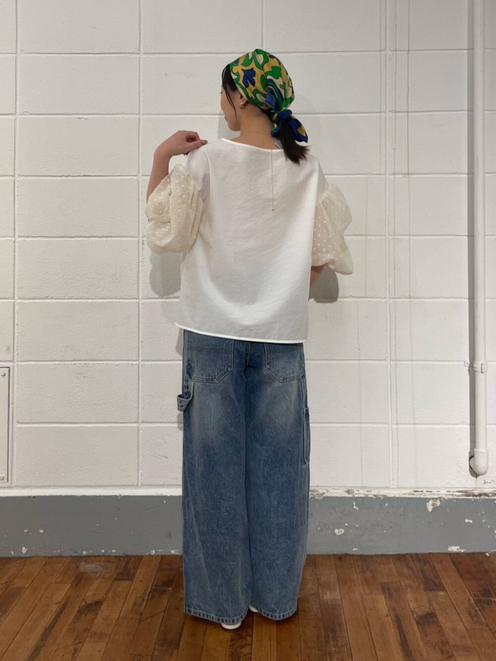 ブルー系のその他パンツ、ホワイト系のシャツ/ブラウスを着用したレディースの夏コーディネートの3枚目の写真