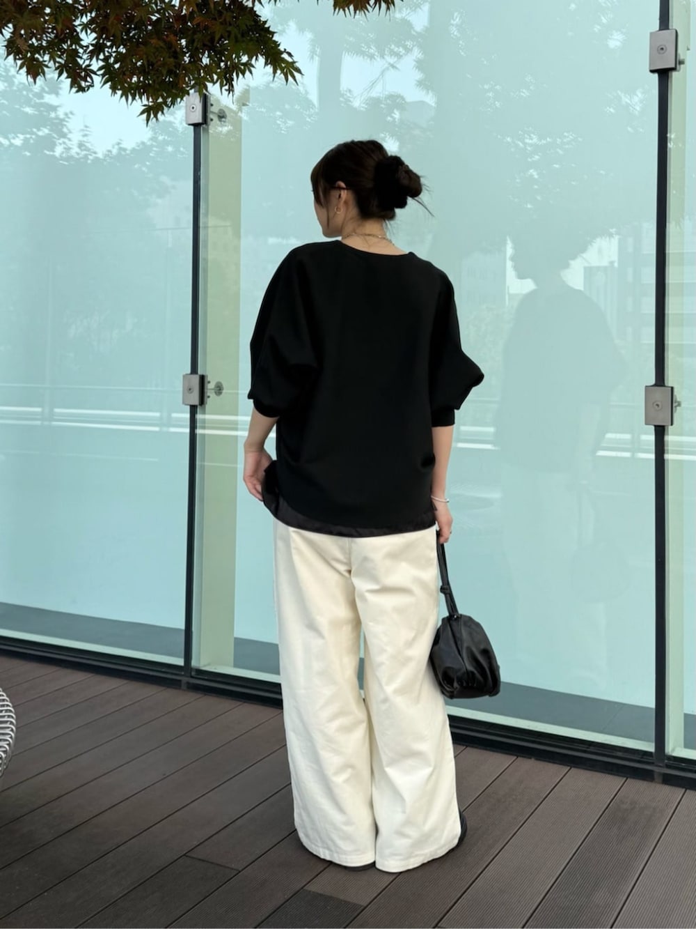 ブラック系のカーディガン/ボレロ、ブラック系のタンクトップ、ホワイト系のその他パンツを着用したレディースの冬コーディネートの4枚目の写真