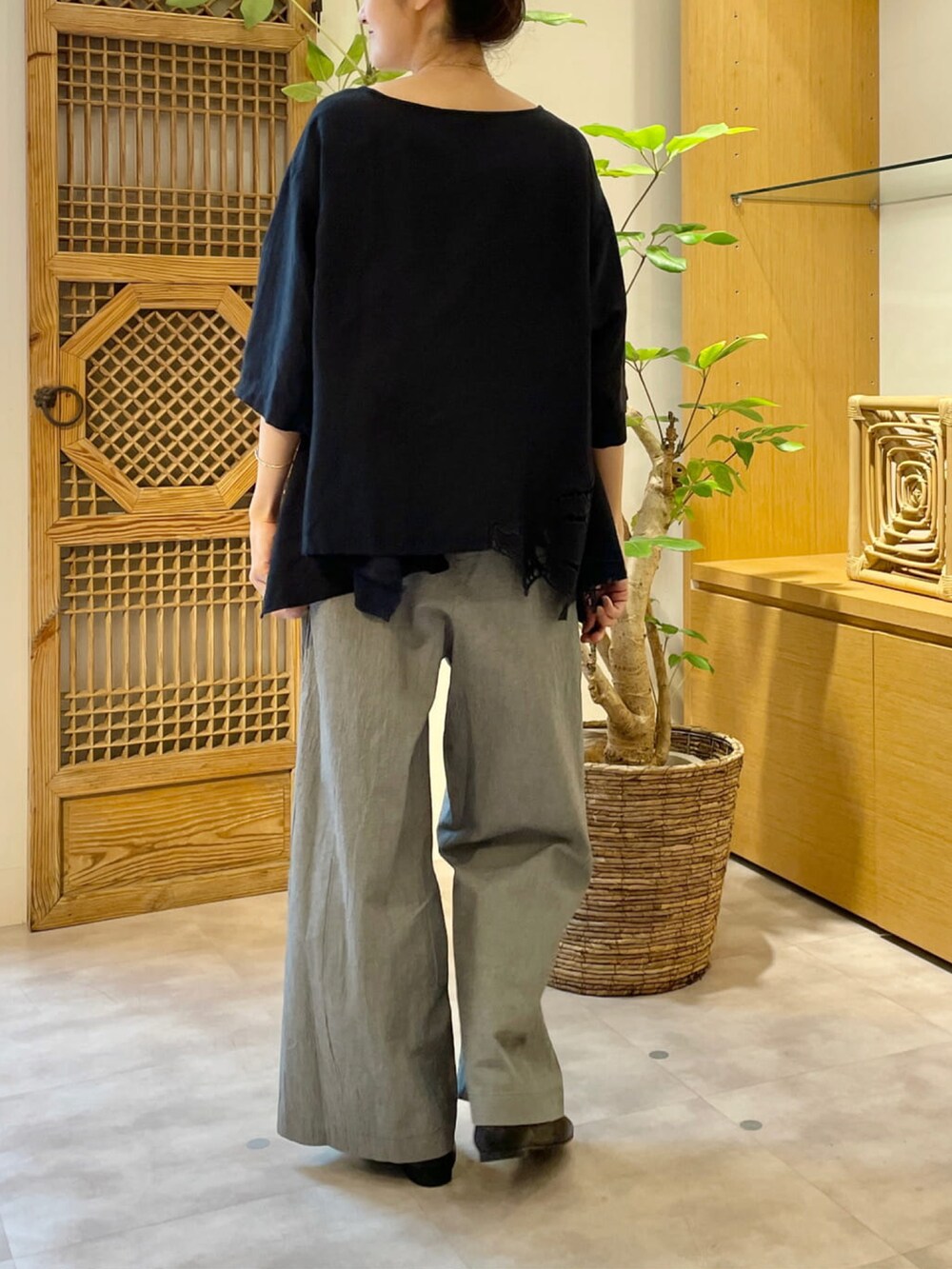 ブラック系のシャツ/ブラウス、グレー系のその他パンツを着用したレディースの夏コーディネートの3枚目の写真