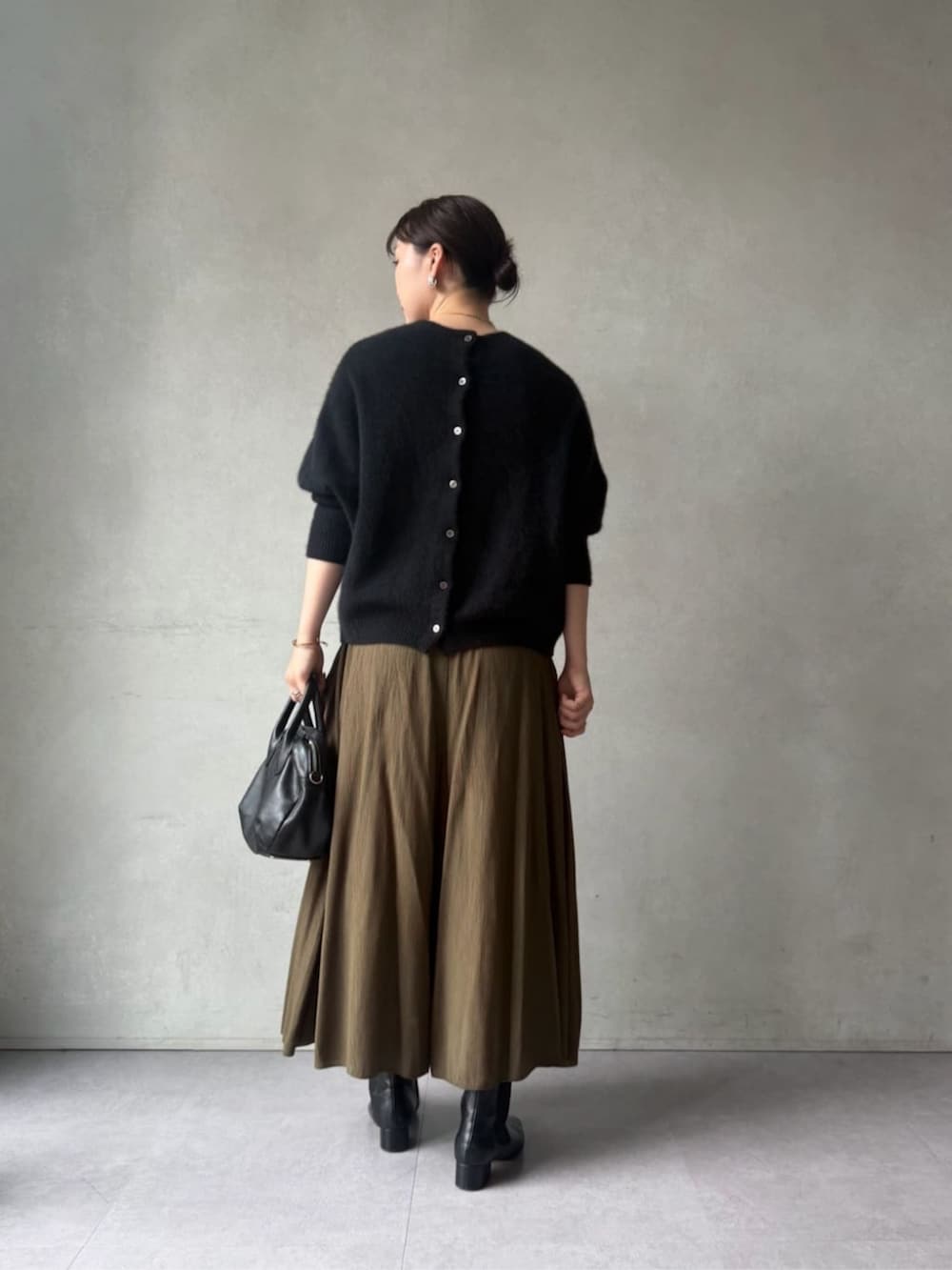 グリーン系のその他パンツ、ブラック系のニット/セーターを着用したレディースの夏コーディネートの2枚目の写真